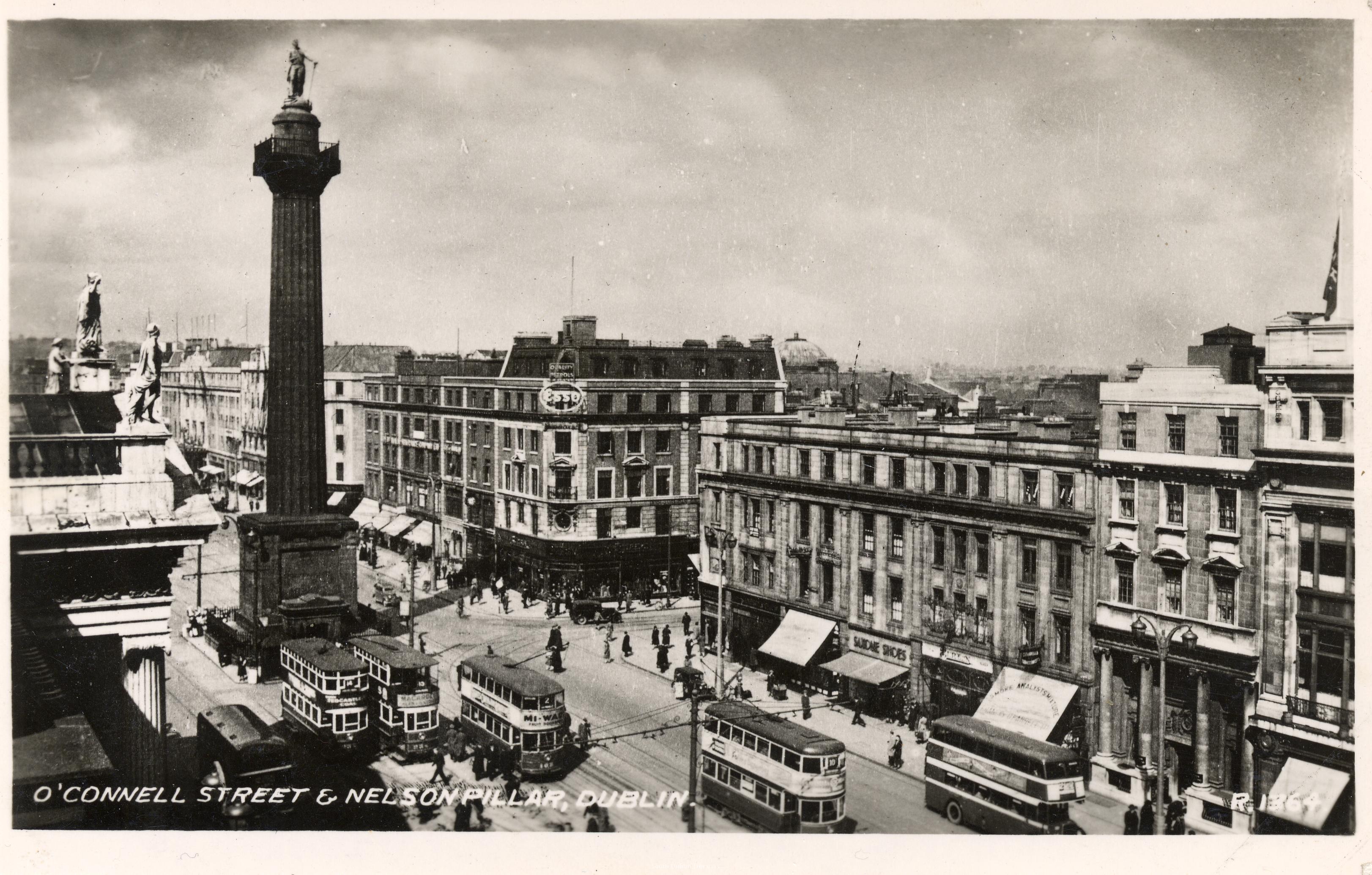 nelsons_pillar_black_and_white