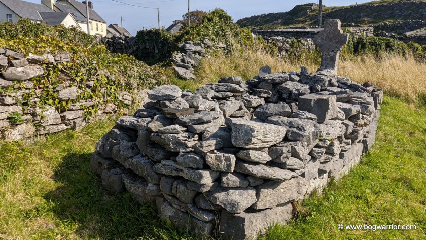 St Kennerg's Bed or grave. Stands beside the ruins of Teampall na Seacht RíSt Kennerg's Bed or grave. Stands beside the ruins of Teampall na Seacht Rí